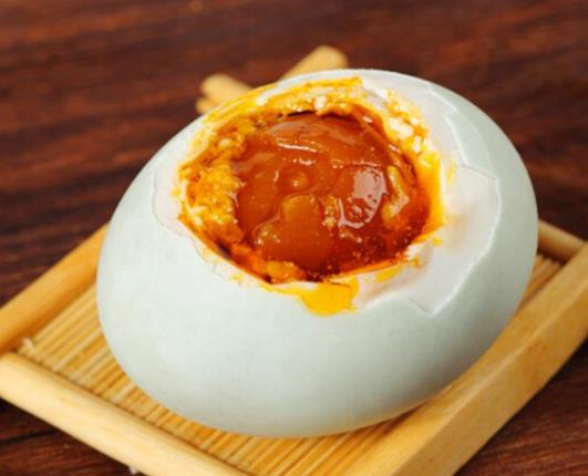 咸鸭蛋臭了蛋黄黑了还能吃吗?咸鸭蛋腌制多久可以吃