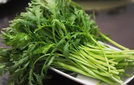 茼蒿炒着吃用焯水吗 茼蒿菜生吃还是熟吃治失眠