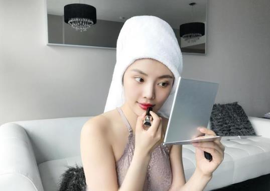 黑头挤出来了留下一个洞怎么办?黑头挤出来的白色东西是螨虫吗
