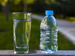 常喝矿泉水好吗？常喝矿泉水可以防老痴