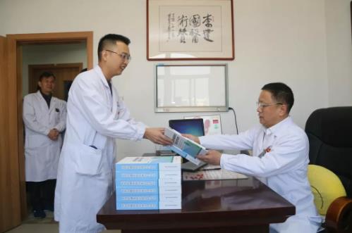 漳州知名外科专家李建国教授签名赠书表良愿!