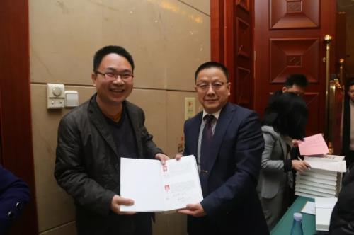 漳州知名外科专家李建国教授签名赠书表良愿!