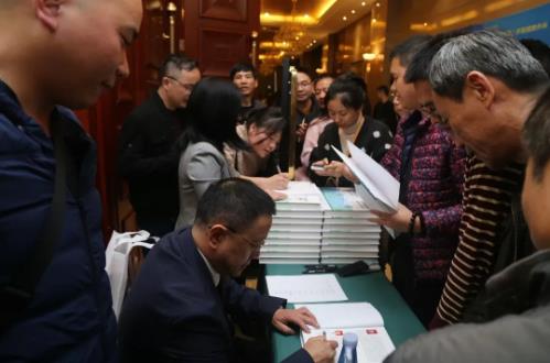 漳州知名外科专家李建国教授签名赠书表良愿!