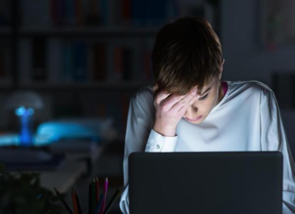 长期熬夜对身体会造成哪些危害?晚上超过几点没睡才算熬夜?