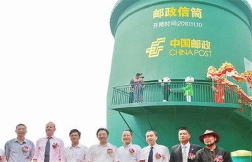 世界最深的海底邮筒 一红色邮筒在深10m的海底之中