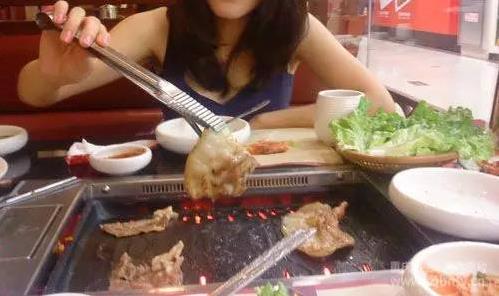 东北饭桌上最招人膈应的十种人:嗦喽筷子,扒拉菜的,打嗝放屁等