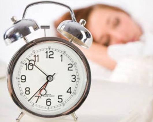 睡眠时间与死亡率对照表:一天睡几个小时最好?睡多睡少都不好