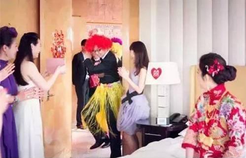 结婚堵门整新郎招数 结婚堵门游戏问题攻略 调节气氛的重点
