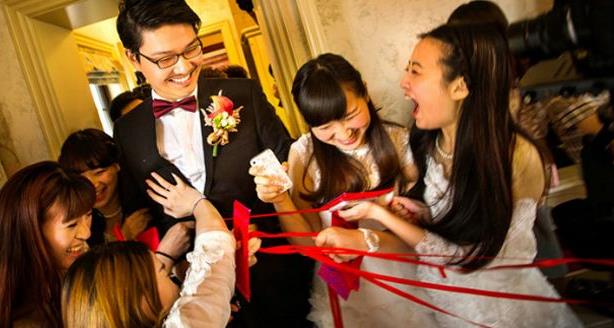 结婚堵门整新郎招数 结婚堵门游戏问题攻略 调节气氛的重点