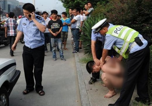 雷人雷事:裸奔男子拦车被警察按住