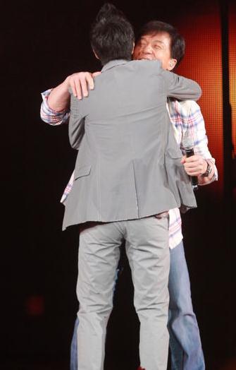 王力宏激吻成龙:王力宏演唱会激吻成龙身陷“同志门”