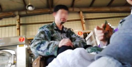 爆酒店白床单清洗全过程:带血床单和普通被罩混洗 违规原料暴力蒸白