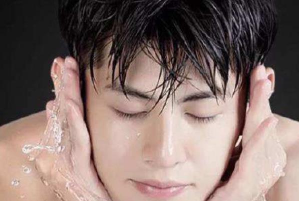 男性喝水好处大 可以预防性冷淡