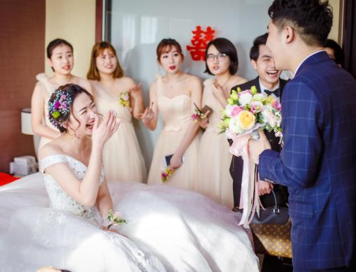 结婚第二天要穿新衣服吗?结婚当天很累还必须圆房吗?
