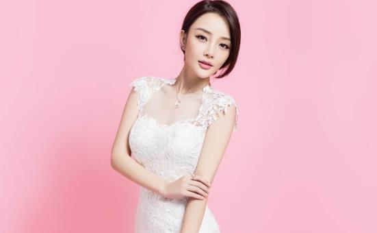 二、做头发的李小璐.jpg