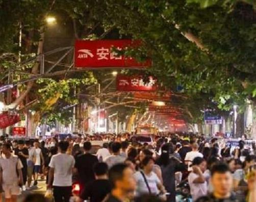 郑州五大小吃街排行榜,健康路美食街、两岸美食广场很有特色