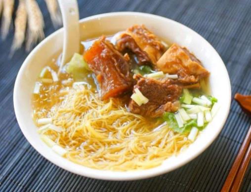 澳门十大必吃美食排名,葡式蛋挞香味浓郁、猪扒包外脆里嫩
