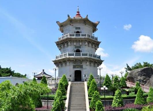 莲花山主峰,鸡鸣寺以及筠连是等等,是粤东地区非常有名的一个旅游景点