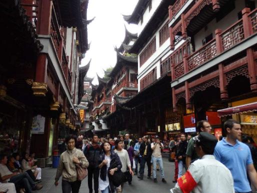 全国有名的十大美食小吃街排行榜，湖北武汉户部巷--汉味小吃第一巷、广西南宁中山路都很有名--美女难过酸嘢摊(图9)