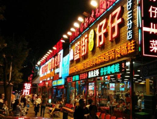 城隍庙被誉为"上海的小吃王国",这里不仅有最具特色的伤害美食,还有着