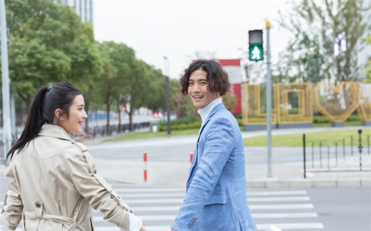 女生最喜欢男生做的十个动作排名 壁咚最让女生受不了