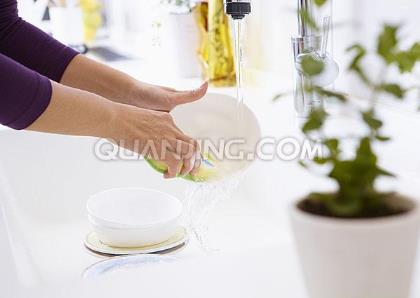 怎样洗盘子省水?洗餐具节水生活小窍门