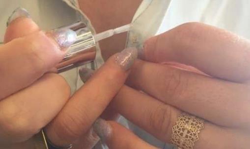 衣服上的指甲油怎么洗?如何选购指甲油