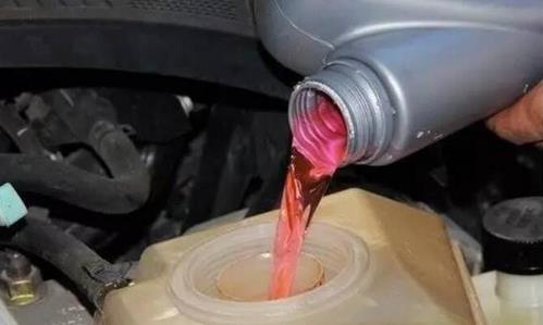 水加酒精能当防冻液吗?没有防冻液可以用白酒代替吗?
