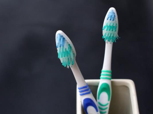 怎么区分牙刷的软硬毛?牙刷刷毛根部变黑是什么原因