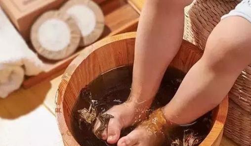 艾叶泡脚对痛风有好处吗 艾叶可以治疗荨麻疹吗