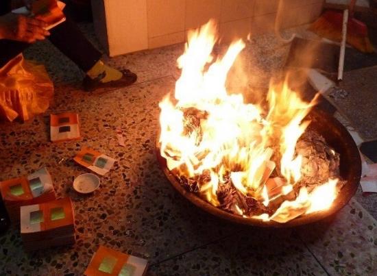 七月十五在外地怎么烧纸?七月十五烧纸是提前还是当天呢?