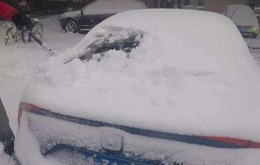 车上积雪过多会把车压坏吗?车上有雪用什么扫比较好?