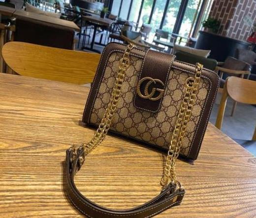lv达芙妮中号保值吗?lv达芙妮中号和小号哪个更好看