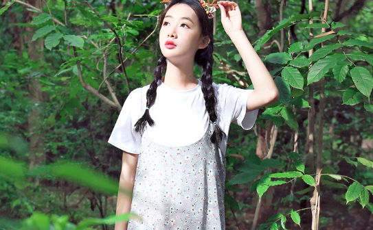 又到露肉季节,怎么穿搭可以遮住粗胳膊变成一个小仙女?