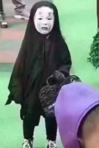 该词最近再次出现在大家眼前原因是2016年万圣节爆火网络的“无脸男萌娃”,和周围小朋友画风极其不一样的小朋友甚至他同学都吓哭了,独自站在人群中的小身影、欲哭无泪的小表情,让人又心疼又好笑,从而走红网络后被网友们p图制作成“我能怎么办啊我也很绝望啊”表情包,受到了大量的转载和使用。