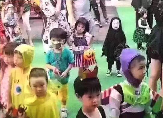 该词最近再次出现在大家眼前原因是2016年万圣节爆火网络的“无脸男萌娃”,和周围小朋友画风极其不一样的小朋友甚至他同学都吓哭了,独自站在人群中的小身影、欲哭无泪的小表情,让人又心疼又好笑,从而走红网络后被网友们p图制作成“我能怎么办啊我也很绝望啊”表情包,受到了大量的转载和使用。