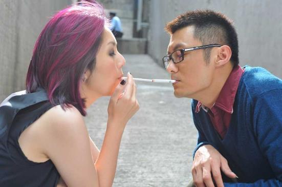 叼烟讲理到处疯,嘴上说爱情至上,转眼宝马随老翁