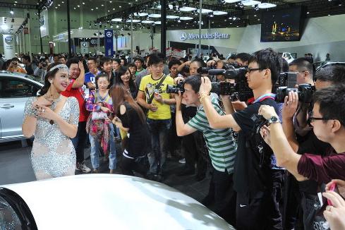 组图:武汉车展名模助阵,曹阳吴雨婵车展秀性感傲人身材