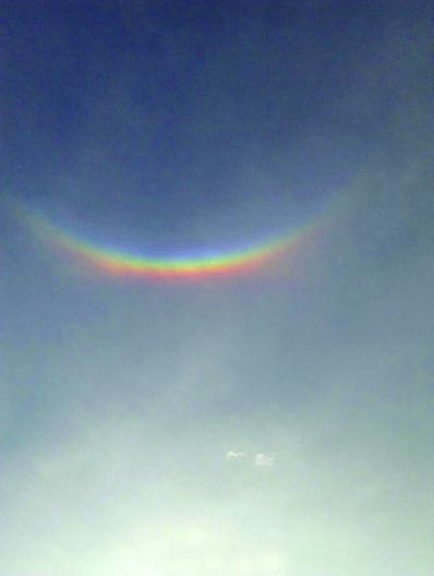 江苏上海天空3个太阳,南京晴天倒挂微笑彩虹,专家称不是末日是幻日