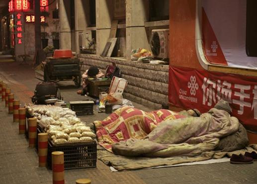 9岁女孩寒夜街头帮老人卖爆米花,借路灯在马路边做功课