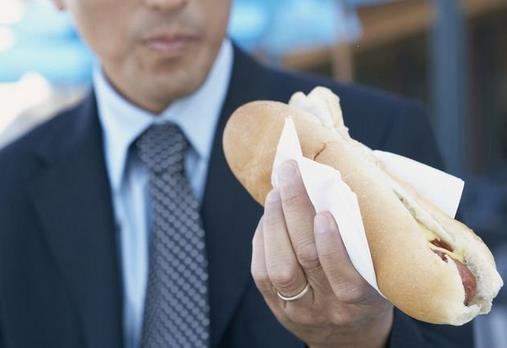 边走路边吃东西好吗?早餐边走边吃的危害