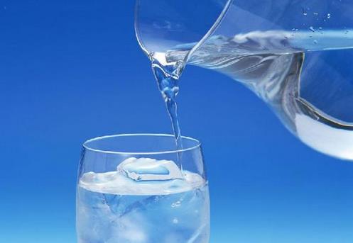 喝纯净水的危害：老人儿童为什么不能喝纯净水