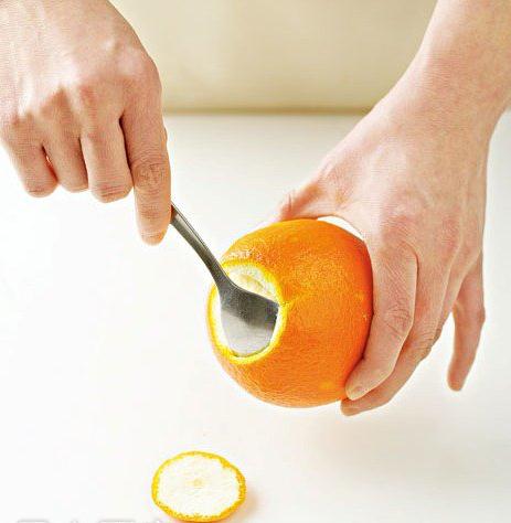 橙子怎么剥皮？橙子剥皮方法，怎样给橙子去皮妙招：汤匙巧剥橙子皮
