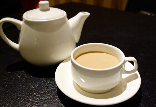细数奶茶的四大罪状-一杯奶茶等于一碗饭？