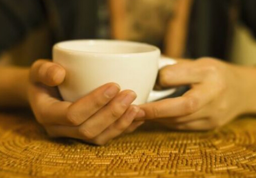 长期用不沾满茶垢的杯子可致癌-饮茶禁忌