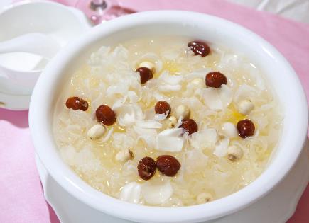 如何养肺润肺?百合荸荠银耳都是润肺高手