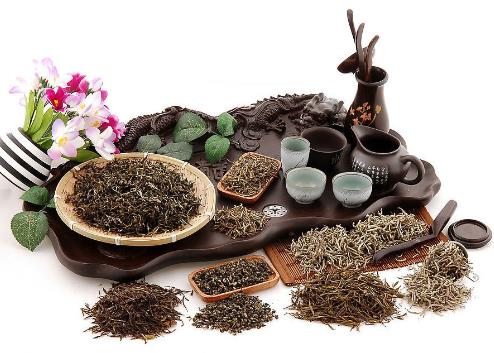 夏天喝什么茶好?黑白红绿茶功效各不同
