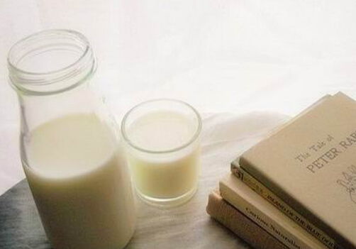 现在煮牛奶为什么不起皮了?