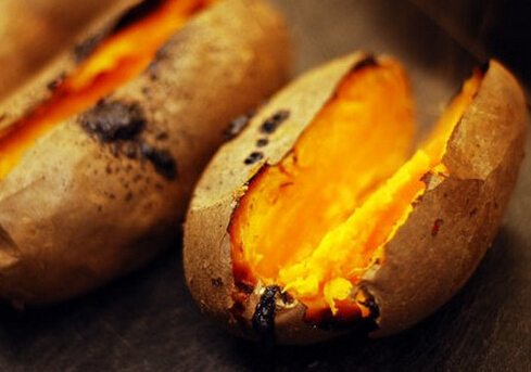 街头的烤红薯可以放心吃吗?烤红薯有大量致癌物?