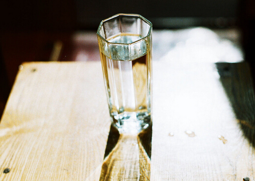 喝白开水的好处-早晨起床后喝杯白开水有益健康